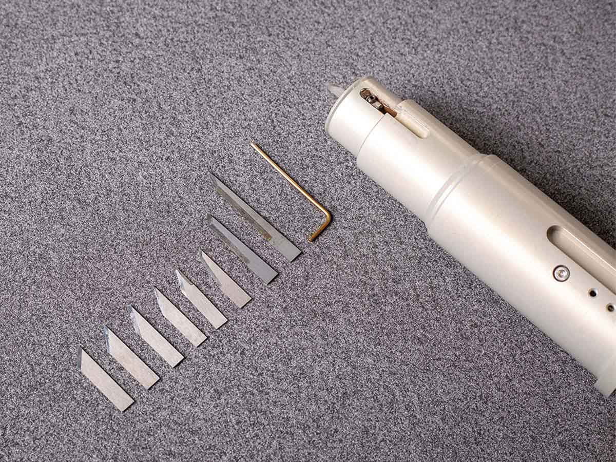 Tool that vibrates to cheap cut